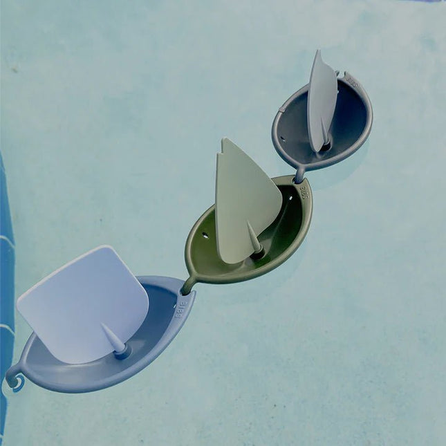 BIBS Badspeelgoed Zeilbootjes Blue koop je bij Babywinkel