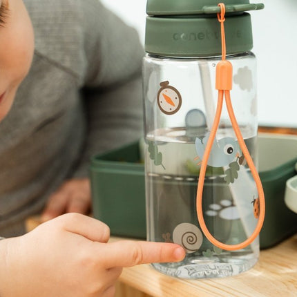 Done By Deer Rietjesbeker Tiny Trails Green 350ml koop je bij Babywinkel