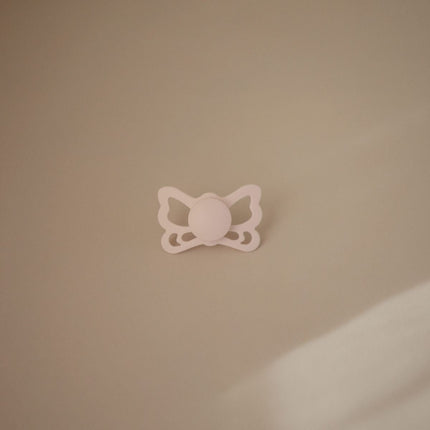 Frigg Speen Maat 2 Butterfly White Lilac/Tw. Mauve Silicone 2 - Pack koop je bij Babywinkel