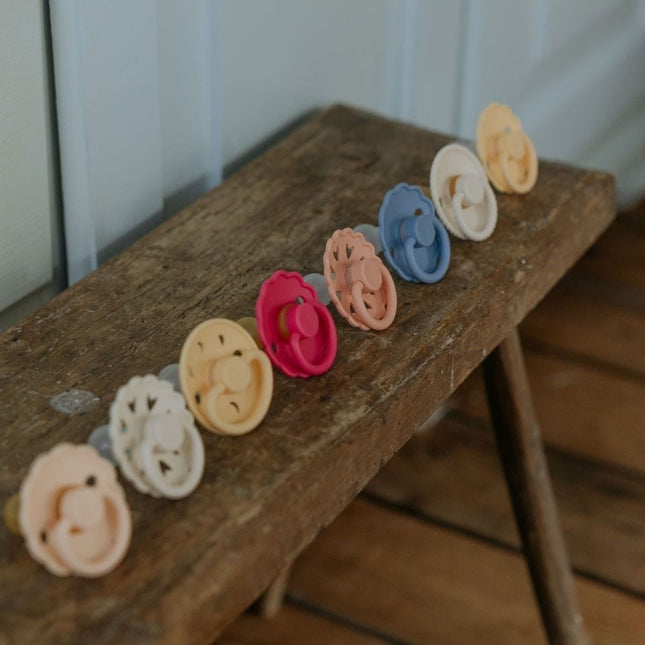 Frigg Speen Maat 2 Daisy Fuchsia Latex koop je bij Babywinkel