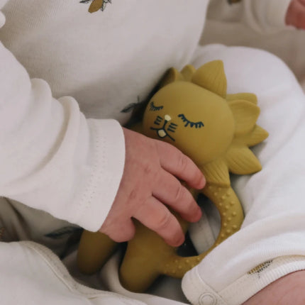 Konges Sløjd Leeuw Bijtring Mustard 13 x 10cm koop je bij Babywinkel