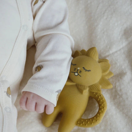 Konges Sløjd Leeuw Bijtring Mustard 13 x 10cm koop je bij Babywinkel