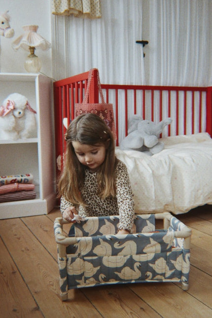 Konges Sløjd Poppenbedje Swan koop je bij Babywinkel