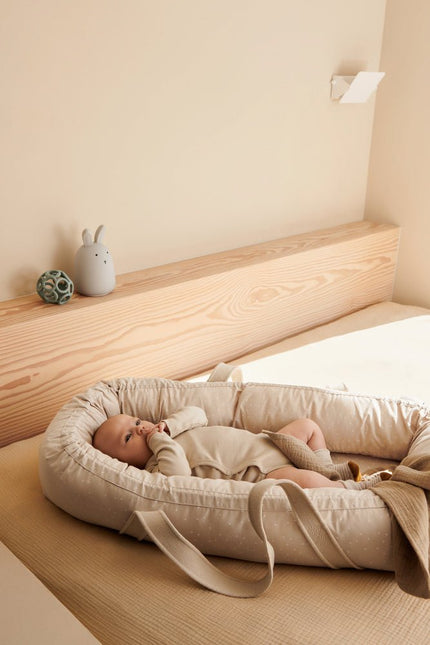 Liewood Babynestje Gro Classic Dot Creme De La Creme koop je bij Babywinkel