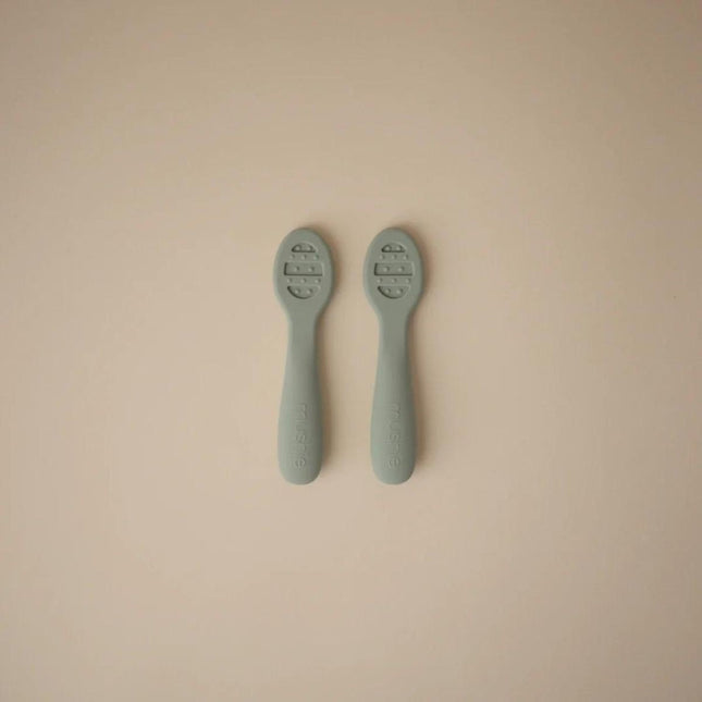 MUSHIE - FIRST FEEDING BABY SPOON - Cambridge Blue/Shifting sand - Mushie - Babywinkel - 840355801118