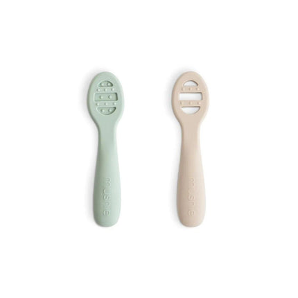 MUSHIE - FIRST FEEDING BABY SPOON - Cambridge Blue/Shifting sand - Mushie - Babywinkel - 840355801118