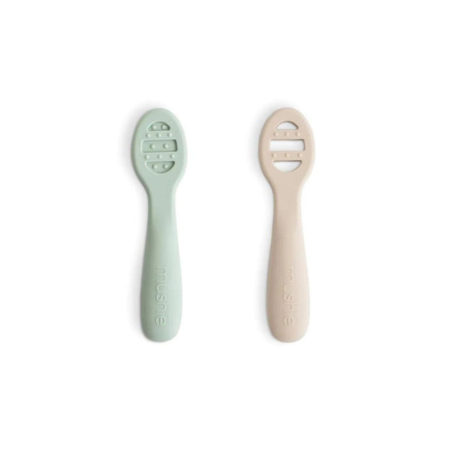 MUSHIE - FIRST FEEDING BABY SPOON - Cambridge Blue/Shifting sand - Mushie - Babywinkel - 840355801118